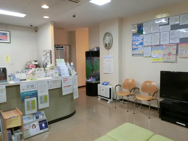 受付カウンターと待合の椅子